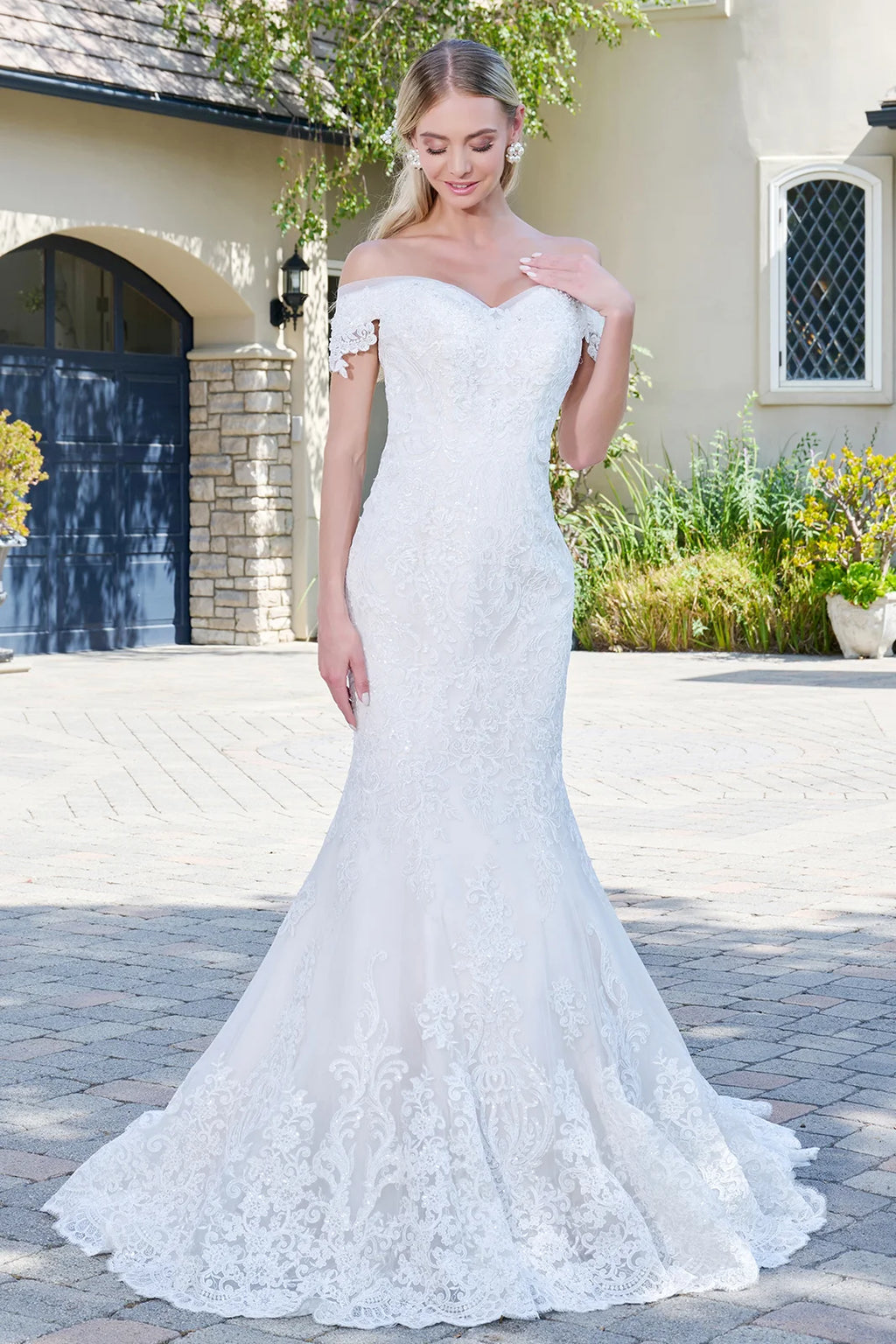tail cut wedding dress Embroidered wedding dress with maxi train : INVITADISIMA